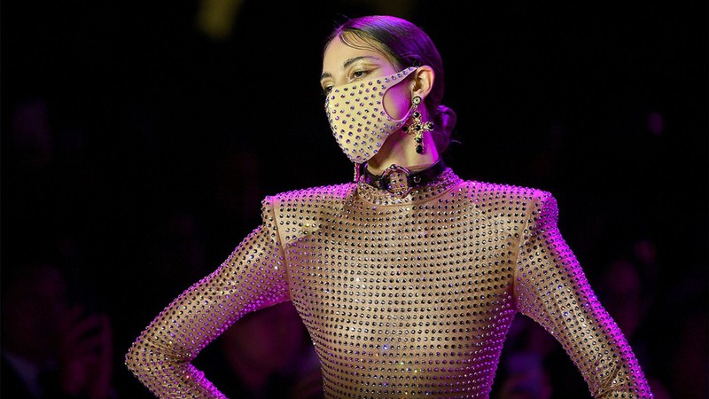 gucci, fendi ban khau trang doc la, gia vai trieu dong van chay hang hinh 8