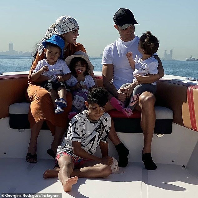 c.ronaldo va ban gai vui ve dua cac con di dao bo bien dip cuoi tuan hinh 5