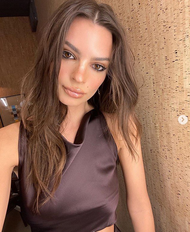 sieu mau emily ratajkowski mac kin nhu bung dao pho giua dich covid-19 hinh 5