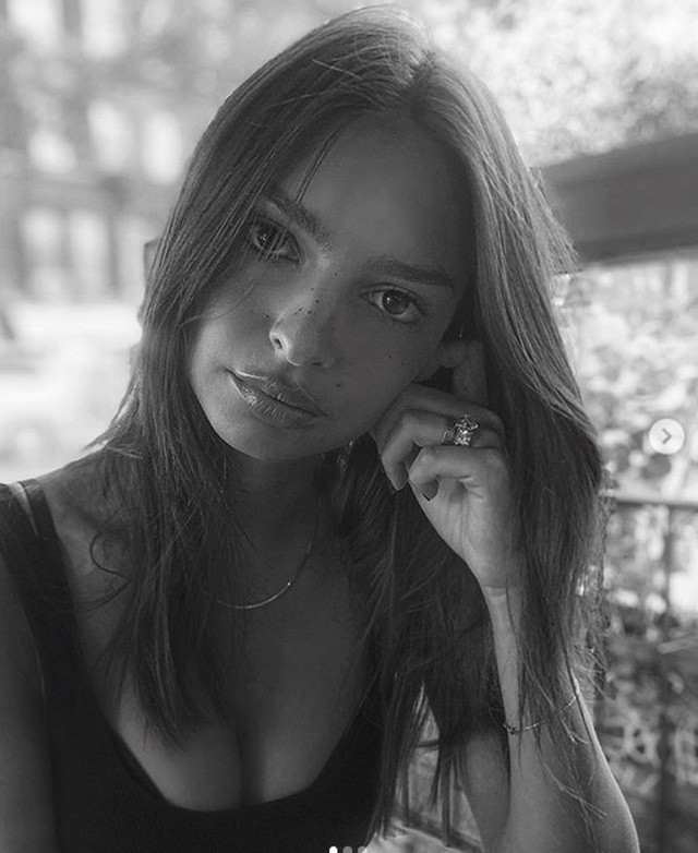 sieu mau emily ratajkowski mac kin nhu bung dao pho giua dich covid-19 hinh 7