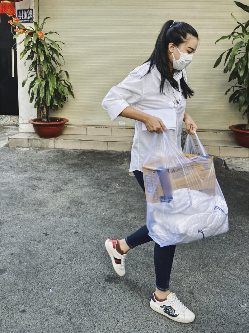 chuyen showbiz: he lo moi quan he that su giua dong nhi va me chong hinh 1