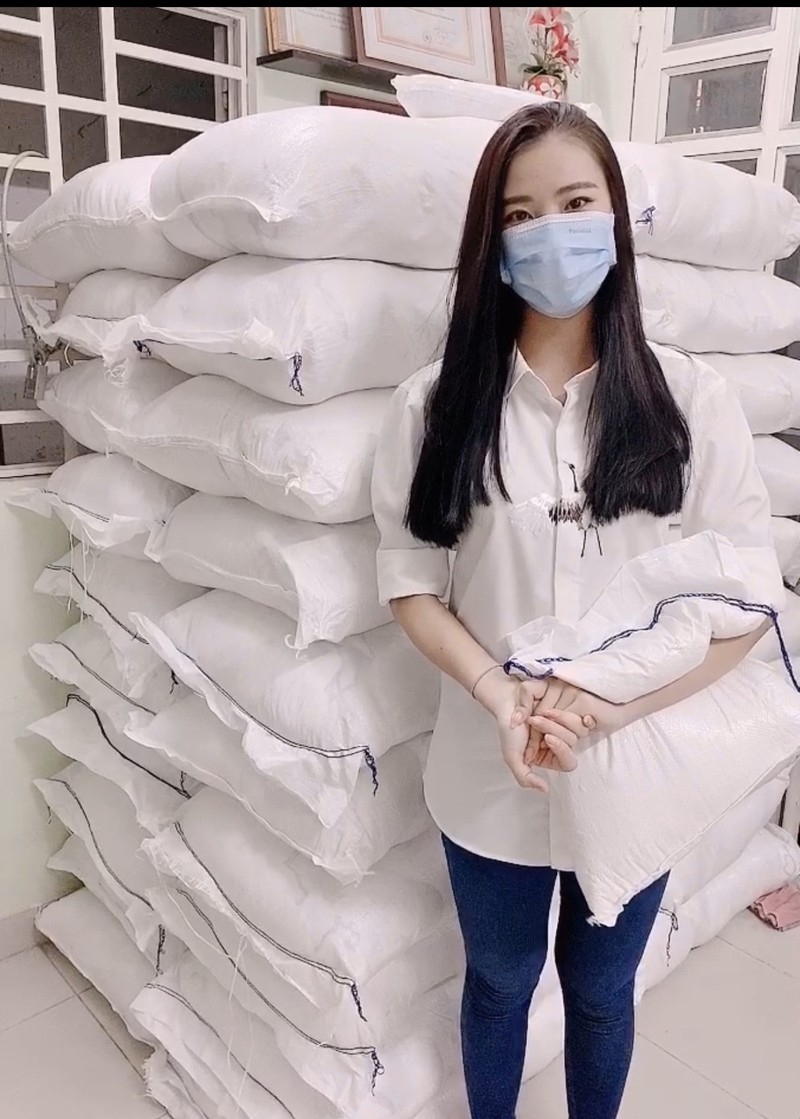 a hau kim duyen ung ho nguoi ban ve so 5 tan gao giua dich covid-19 hinh 4