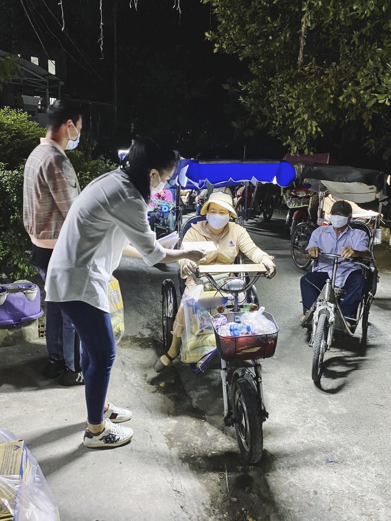 a hau kim duyen ung ho nguoi ban ve so 5 tan gao giua dich covid-19 hinh 6
