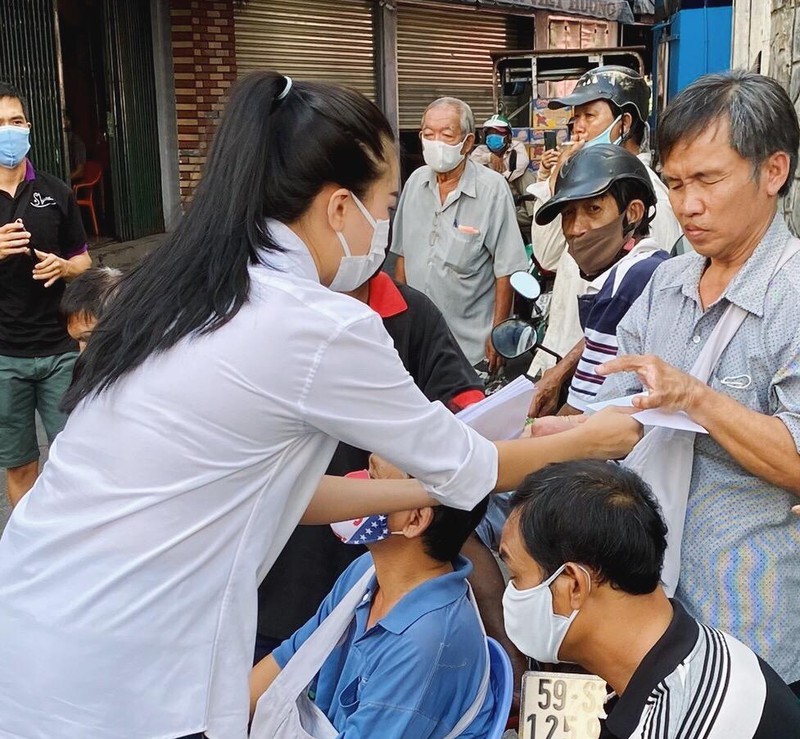 a hau kim duyen ung ho nguoi ban ve so 5 tan gao giua dich covid-19 hinh 9