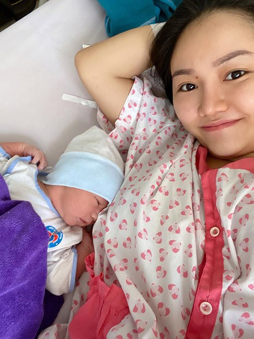 chuyen showbiz: he lo moi quan he that su giua dong nhi va me chong hinh 7