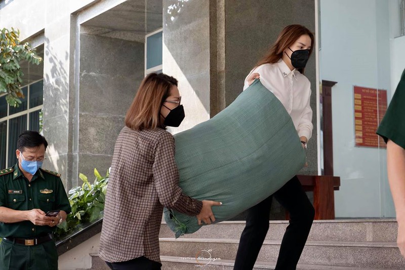 hoa hau ky duyen ung ho trang phuc bao ho va nuoc rua tay chong dich  hinh 1