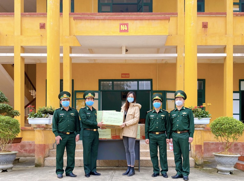 hoa hau luong thuy linh tham va tang qua cac chien si chong dich noi bien gioi hinh 8