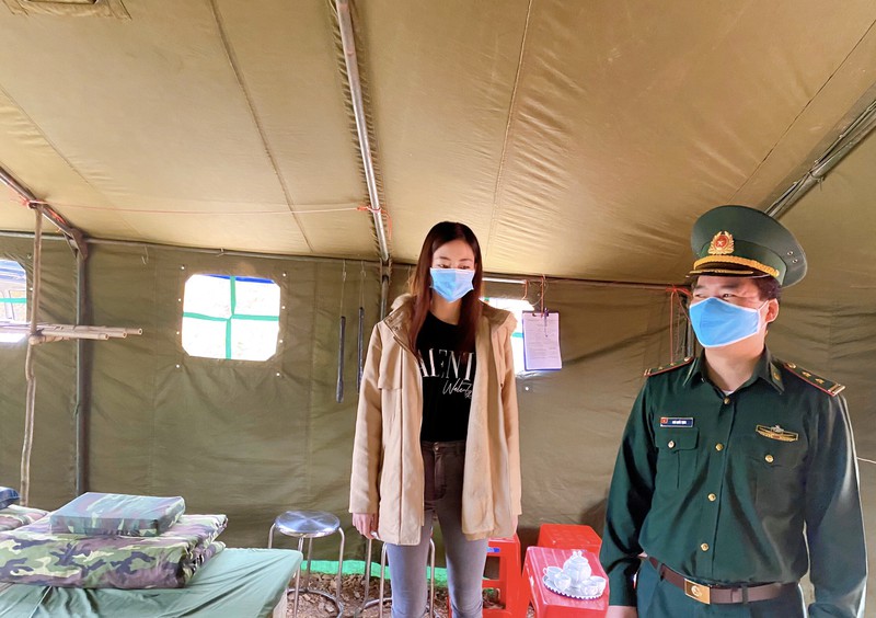 hoa hau luong thuy linh tham va tang qua cac chien si chong dich noi bien gioi hinh 4
