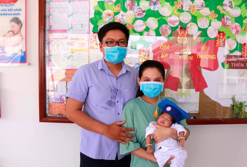 dieu tri thanh cong be sinh non, suy ho hap nang tai can tho hinh 2