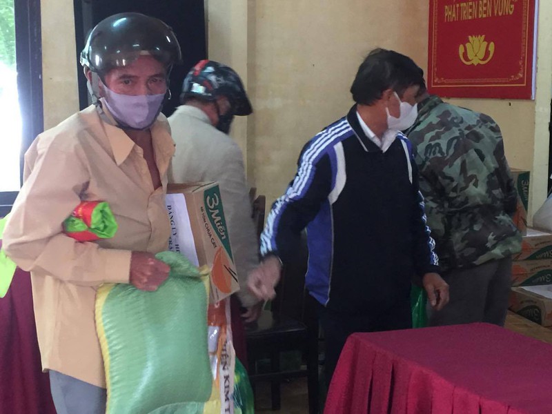 chia se yeu thuong vuot qua mua dich hinh 1