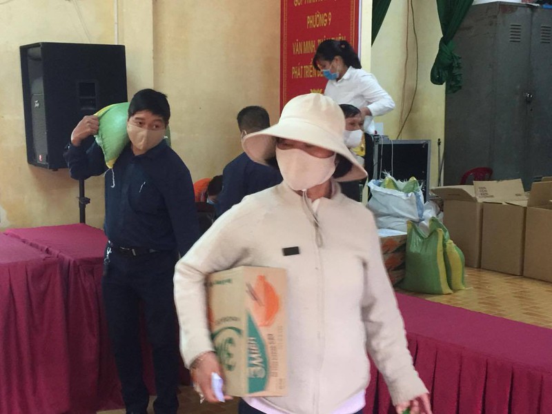chia se yeu thuong vuot qua mua dich hinh 2