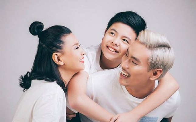 chuyen showbiz: huynh anh hen ho voi "me don than" hong que? hinh 8