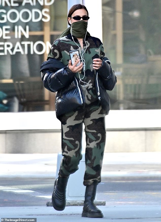 irina shayk dung khan che mieng kin dao khi ra pho giua dich covid-19 hinh 1
