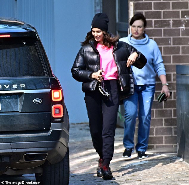 irina shayk dung khan che mieng kin dao khi ra pho giua dich covid-19 hinh 4