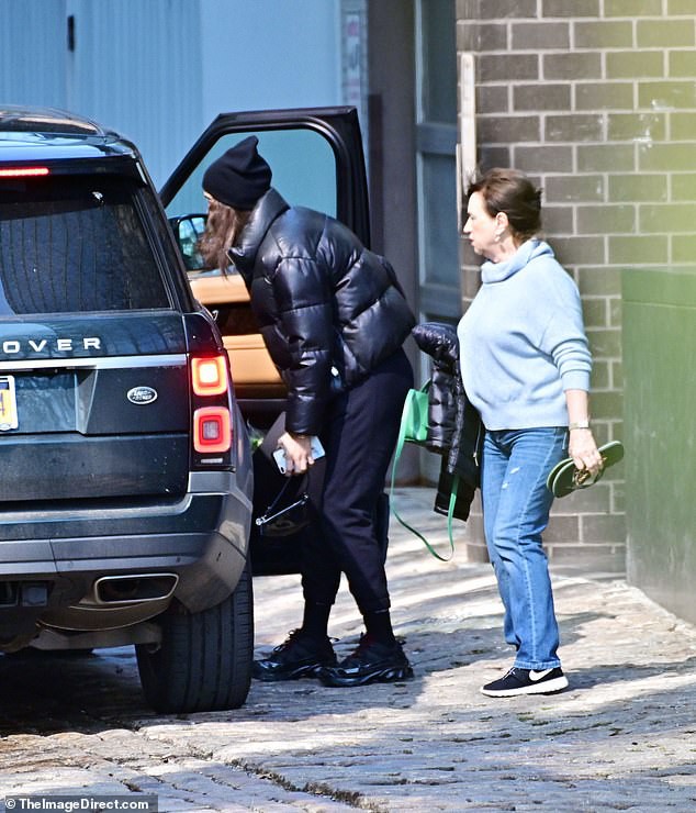 irina shayk dung khan che mieng kin dao khi ra pho giua dich covid-19 hinh 5