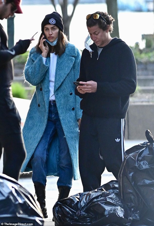 irina shayk dung khan che mieng kin dao khi ra pho giua dich covid-19 hinh 6