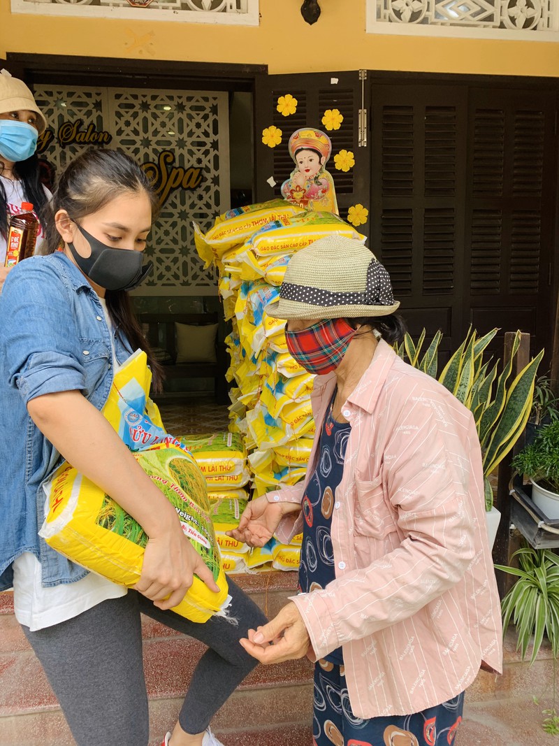 hoa hau tieu vy trao tang 1.000kg gao cho nguoi ngheo tai que nha hinh 11