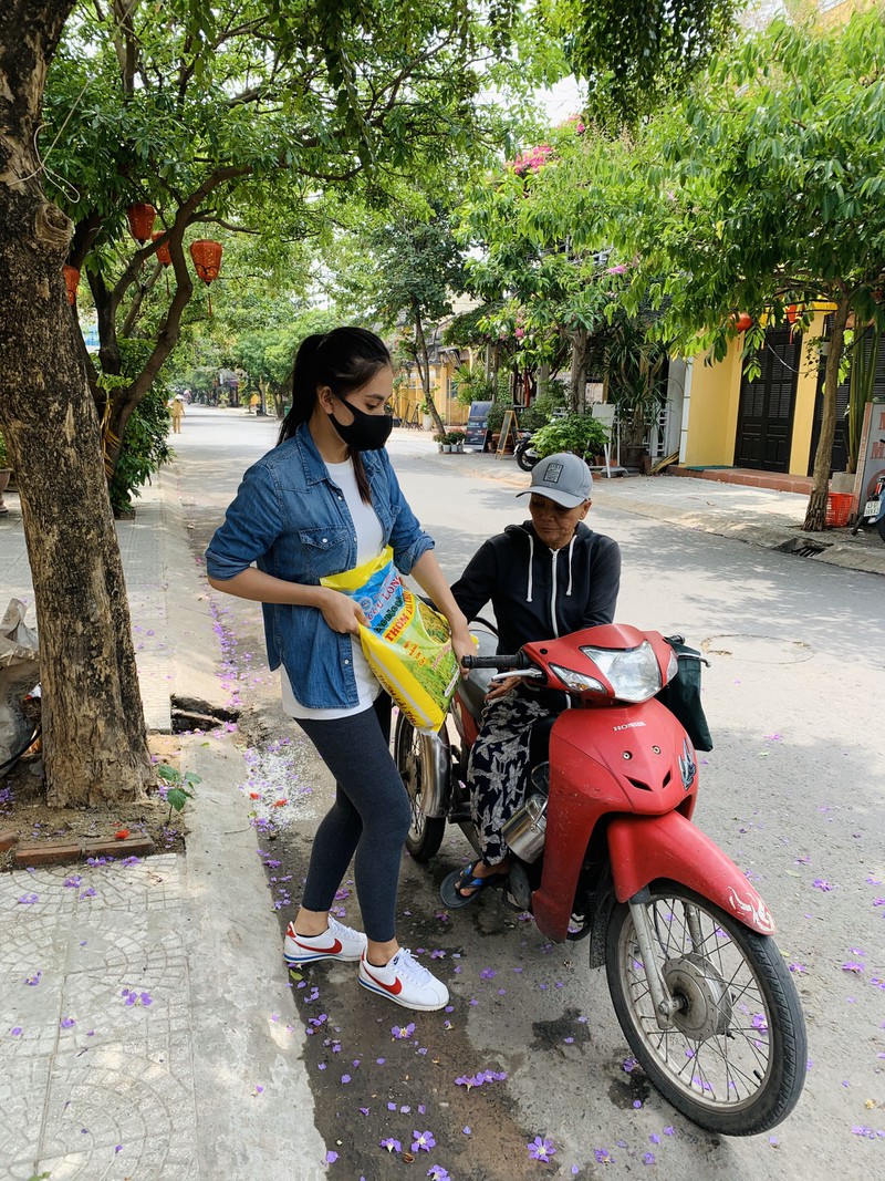 hoa hau tieu vy trao tang 1.000kg gao cho nguoi ngheo tai que nha hinh 12