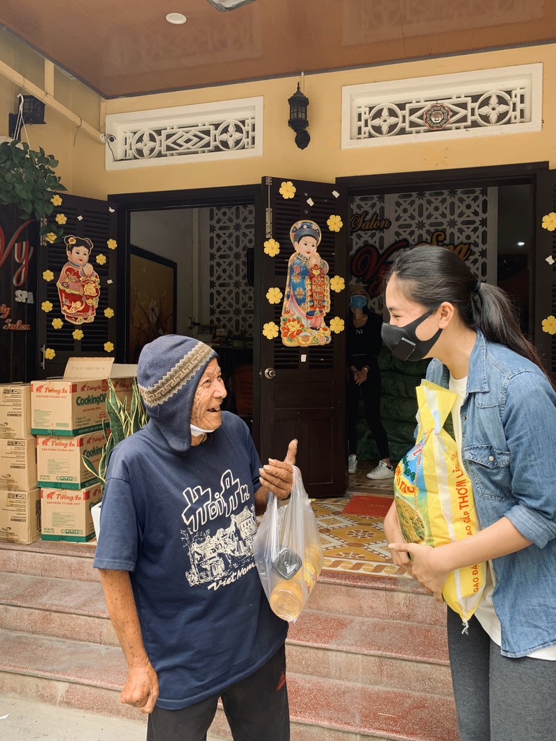 hoa hau tieu vy trao tang 1.000kg gao cho nguoi ngheo tai que nha hinh 13
