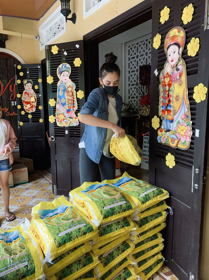 hoa hau tieu vy trao tang 1.000kg gao cho nguoi ngheo tai que nha hinh 4