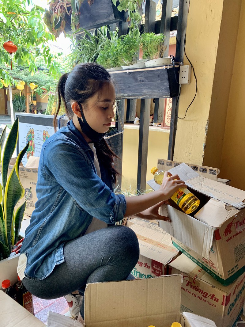 hoa hau tieu vy trao tang 1.000kg gao cho nguoi ngheo tai que nha hinh 2