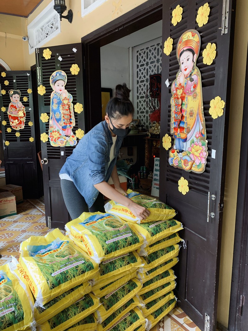 hoa hau tieu vy trao tang 1.000kg gao cho nguoi ngheo tai que nha hinh 10