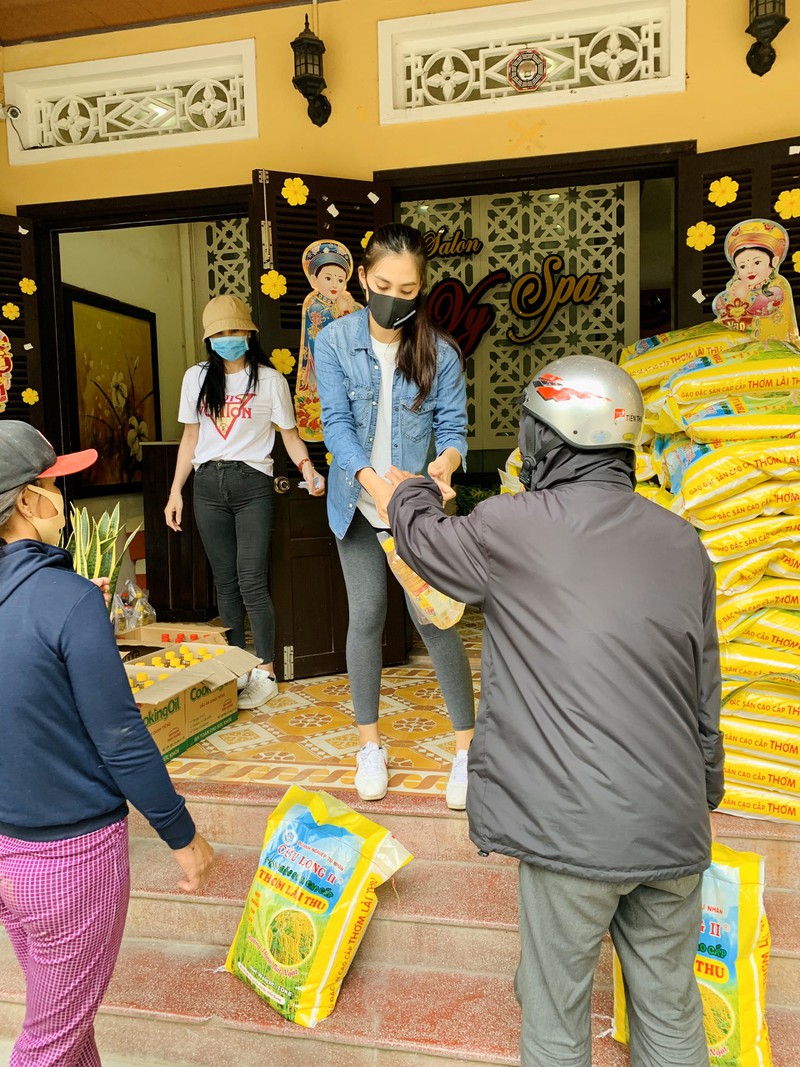 hoa hau tieu vy trao tang 1.000kg gao cho nguoi ngheo tai que nha hinh 1