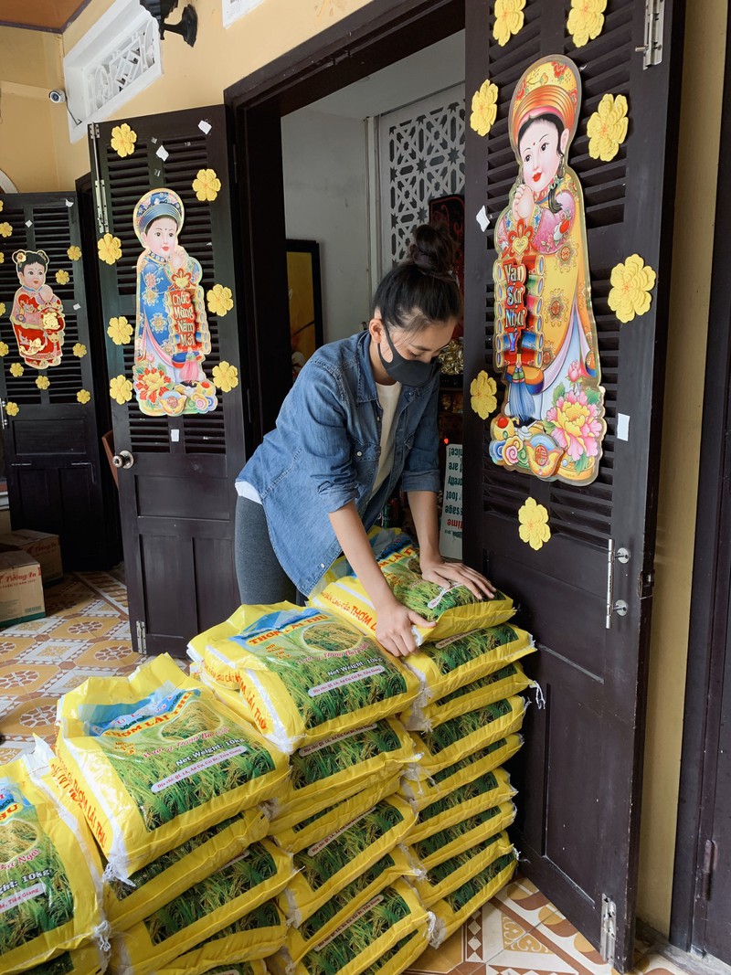 hoa hau tieu vy trao tang 1.000kg gao cho nguoi ngheo tai que nha hinh 14