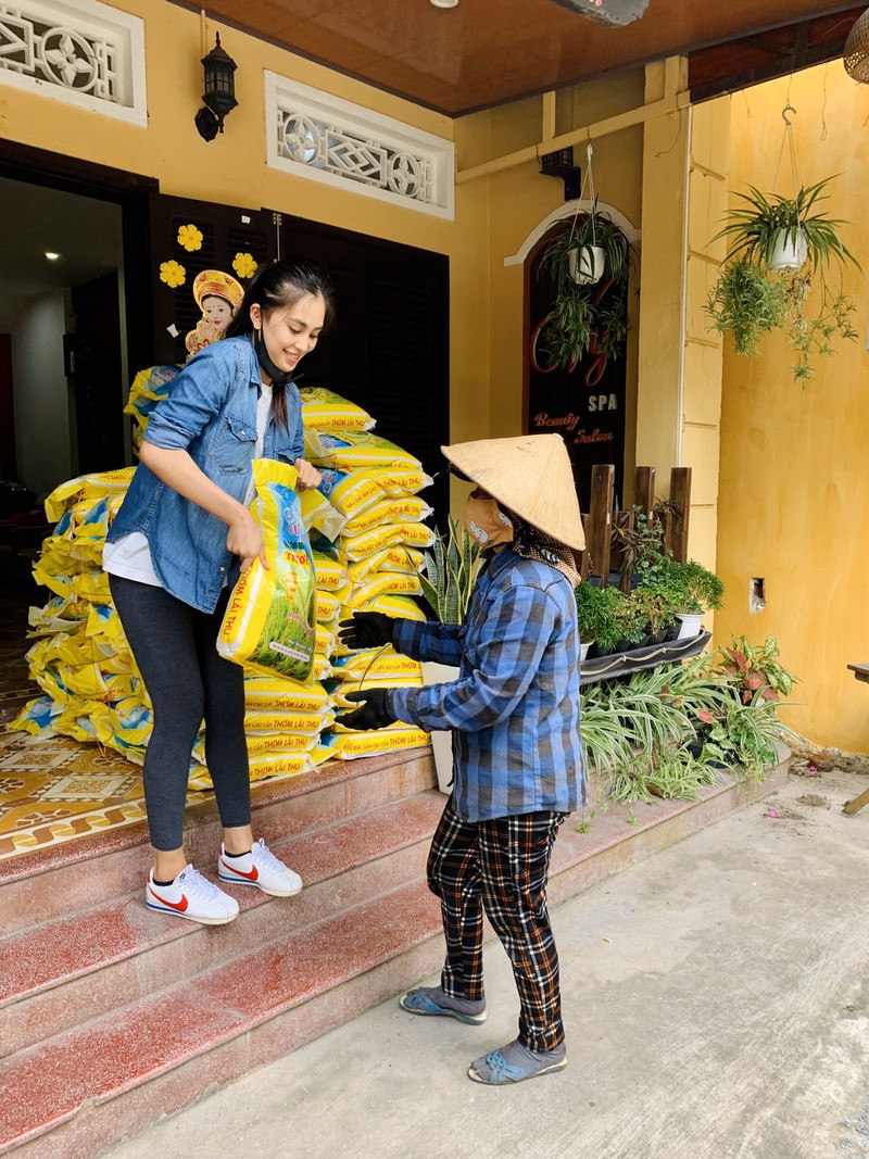 hoa hau tieu vy trao tang 1.000kg gao cho nguoi ngheo tai que nha hinh 15