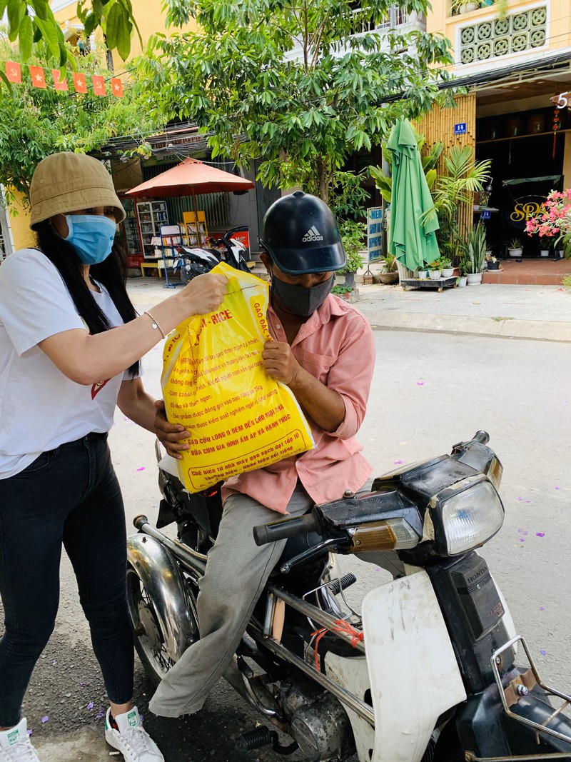 hoa hau tieu vy trao tang 1.000kg gao cho nguoi ngheo tai que nha hinh 6
