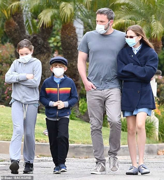 vang ban gai xinh dep, ben affleck vui ve di choi cung cac con rieng hinh 1