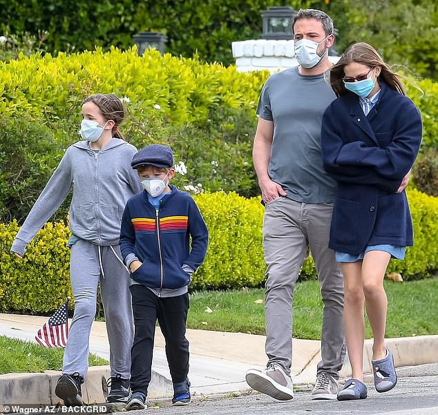 vang ban gai xinh dep, ben affleck vui ve di choi cung cac con rieng hinh 2