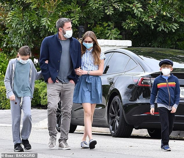 vang ban gai xinh dep, ben affleck vui ve di choi cung cac con rieng hinh 3