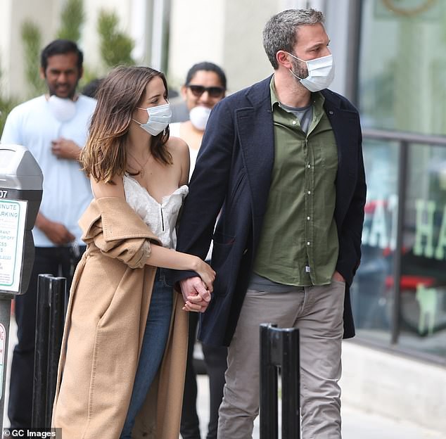 vang ban gai xinh dep, ben affleck vui ve di choi cung cac con rieng hinh 4