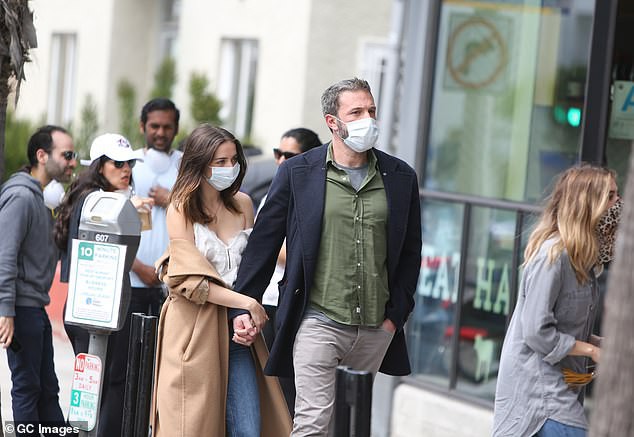 vang ban gai xinh dep, ben affleck vui ve di choi cung cac con rieng hinh 5