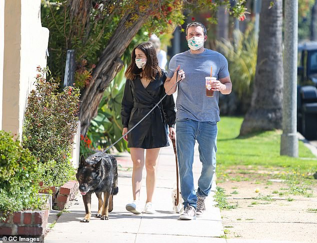 vang ban gai xinh dep, ben affleck vui ve di choi cung cac con rieng hinh 7