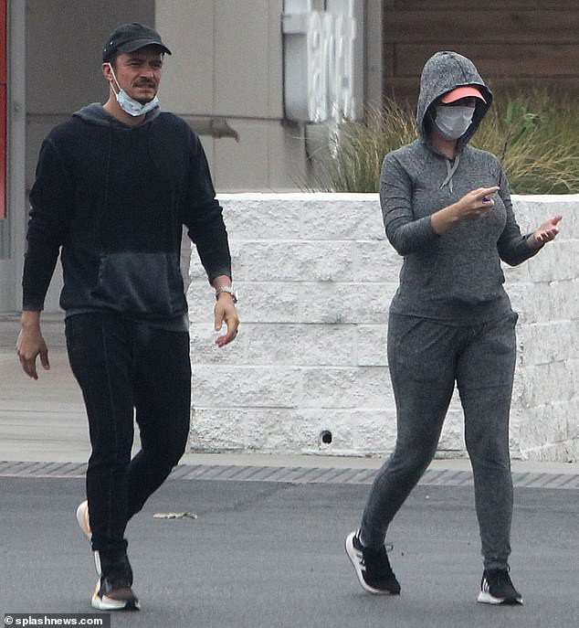 katy perry deo khau trang, "be" bung bau di mua sam cung ban trai hinh 1