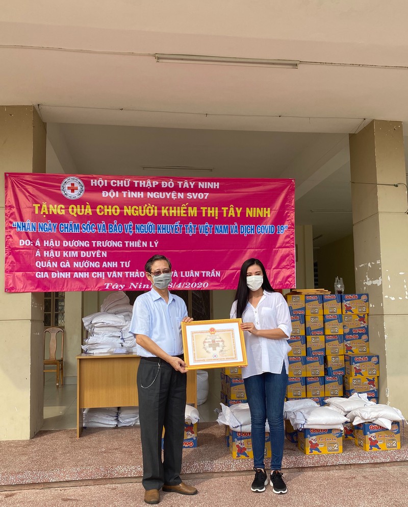 a hau kim duyen ung ho 1 tan gao cho nguoi khiem thi o tay ninh hinh 3