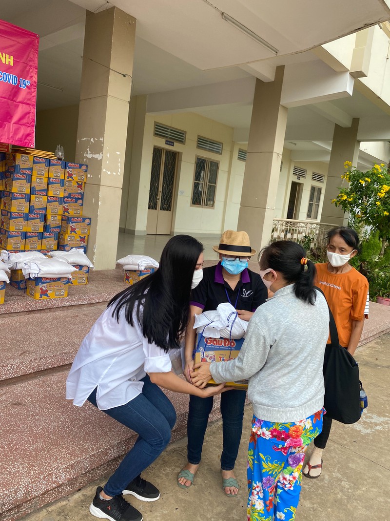 a hau kim duyen ung ho 1 tan gao cho nguoi khiem thi o tay ninh hinh 4