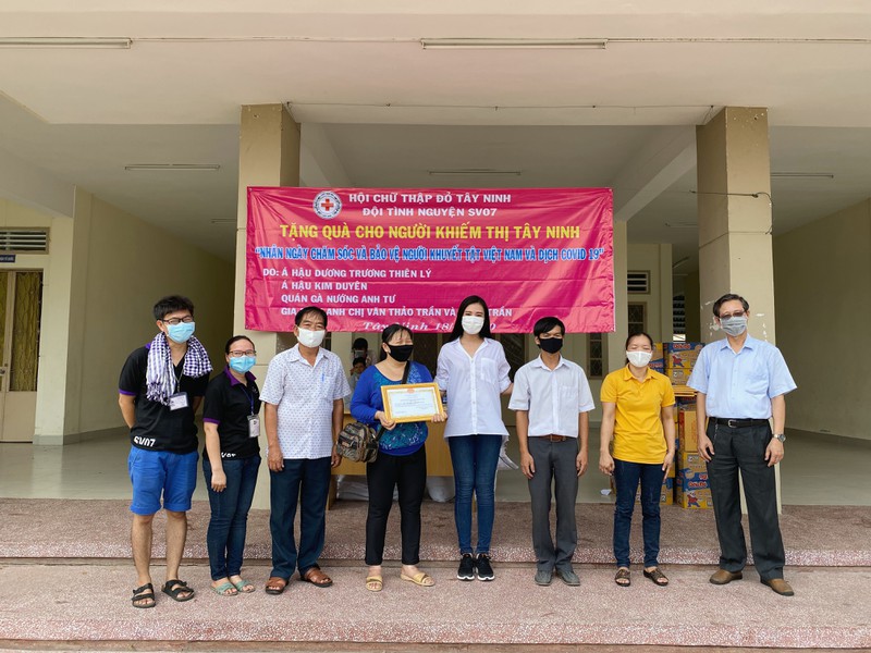 a hau kim duyen ung ho 1 tan gao cho nguoi khiem thi o tay ninh hinh 5