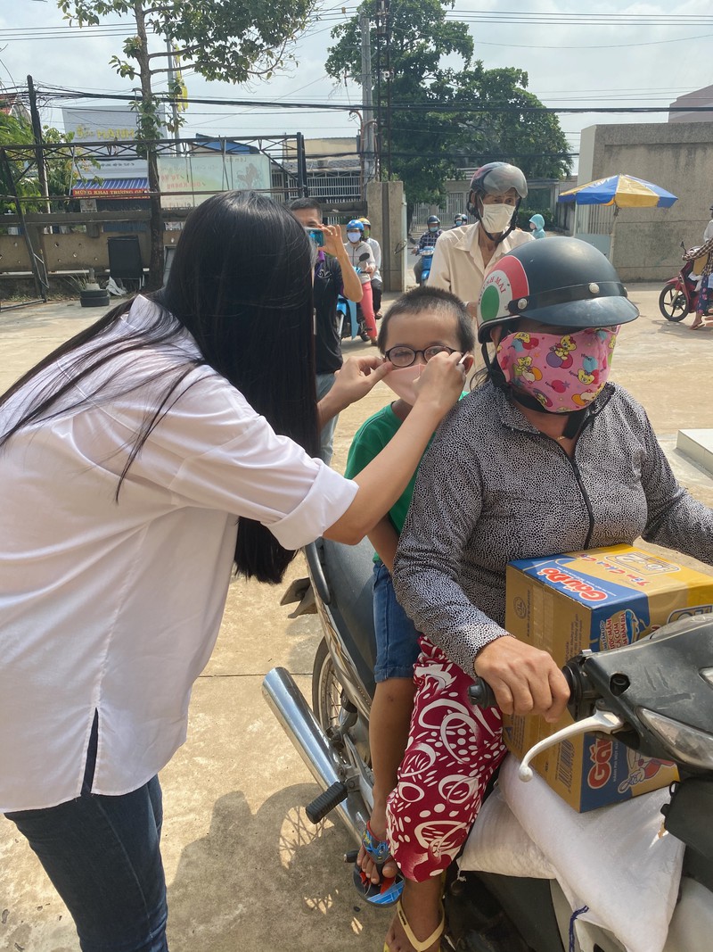 a hau kim duyen ung ho 1 tan gao cho nguoi khiem thi o tay ninh hinh 6
