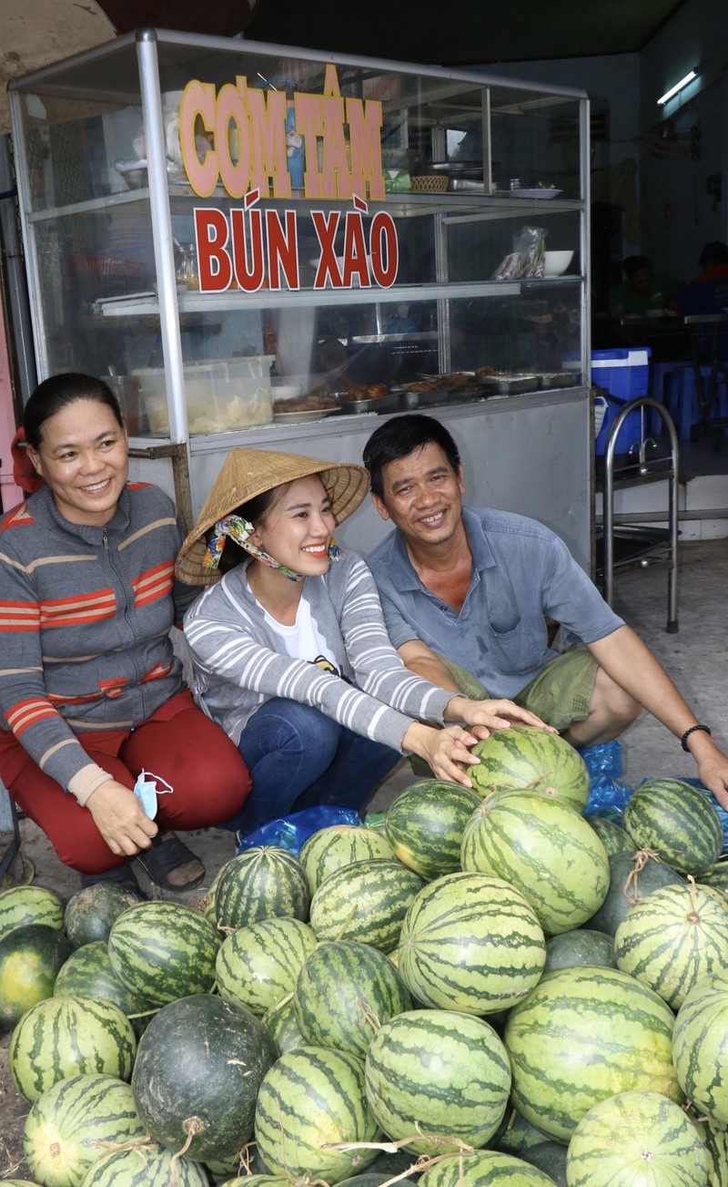 a hau kim duyen ung ho 1 tan gao cho nguoi khiem thi o tay ninh hinh 12