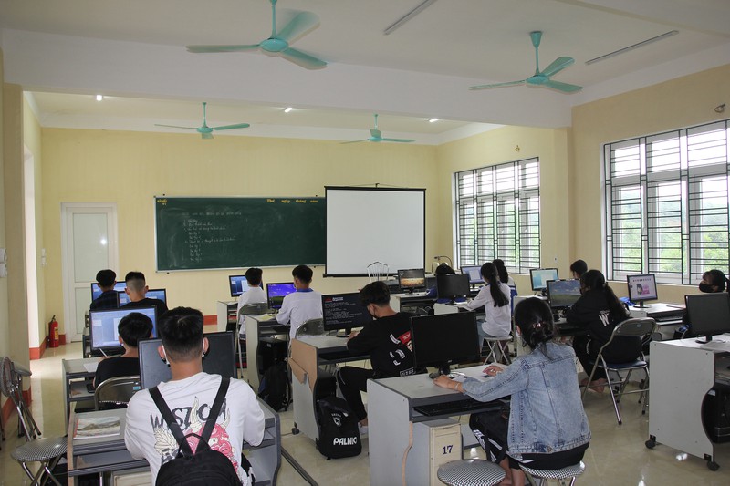 anh: hoc sinh yen bai hao hung tro lai lop hoc sau ky nghi dai hinh 12