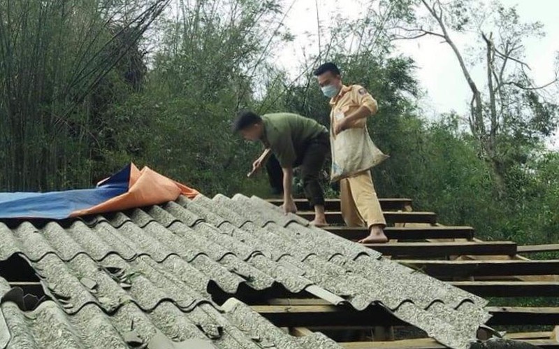 1 nguoi chet, 4 nguoi bi thuong do mua da, dong loc tai son la hinh 1