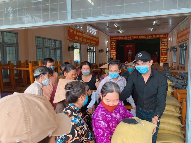 dien vien minh luan phat 4,5 tan gao cho nguoi dan mien tay hinh 1