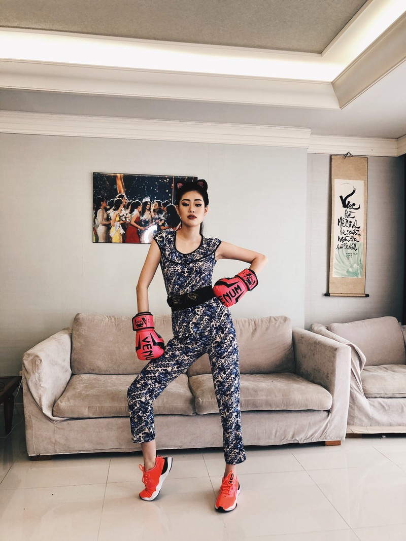 hoa hau khanh van dien do thun lanh di catwalk va tap boxing hinh 2