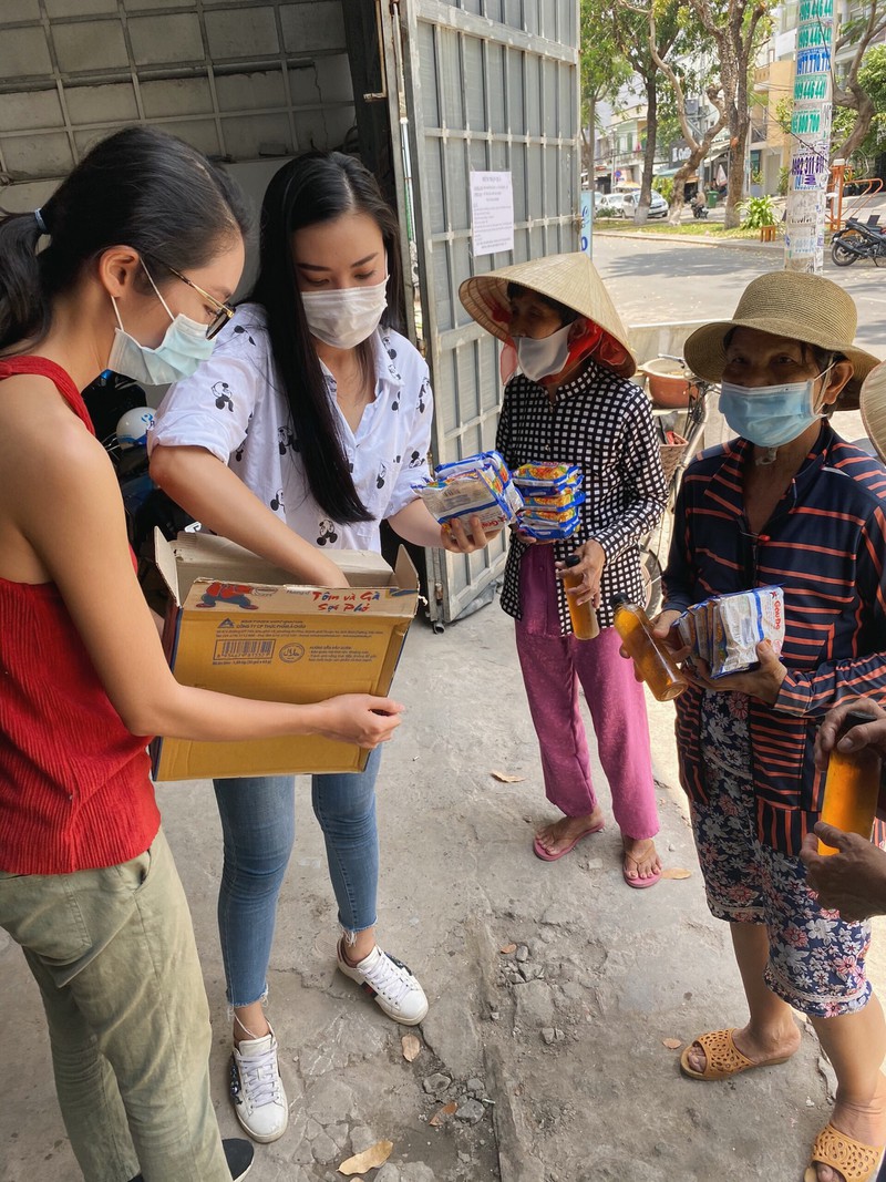 het lenh cach ly, a hau kim duyen tiep tuc cac hoat dong thien nguyen hinh 11