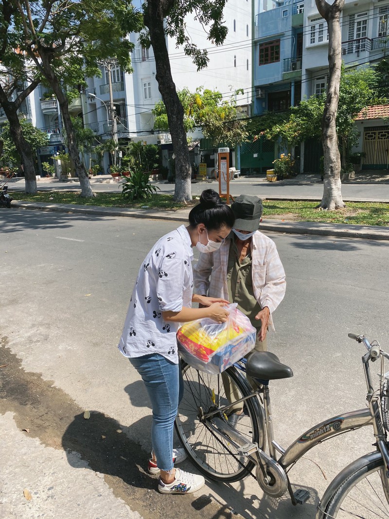 het lenh cach ly, a hau kim duyen tiep tuc cac hoat dong thien nguyen hinh 4
