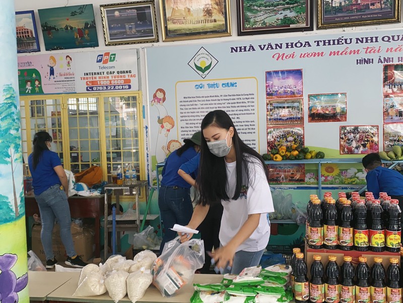 a hau kim duyen ve que tham gia "sieu thi yeu thuong 0 dong" hinh 6