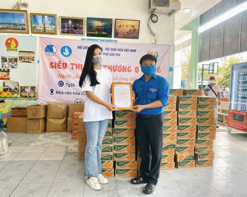 a hau kim duyen ve que tham gia "sieu thi yeu thuong 0 dong" hinh 5